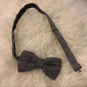 URBAN OUTFITTERS EASY TIE BOW TIE. ONE SIZE